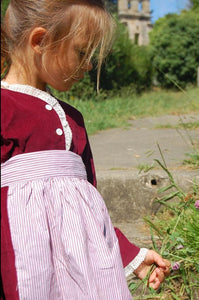 Vestido Pradera granate con delantal